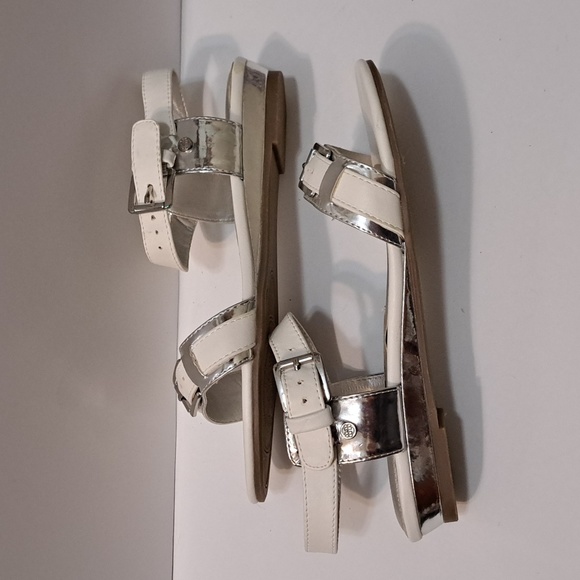 New Women's Dana Buchman Leather Sandals Sz 7 White & Silver - Picture 2 of 8